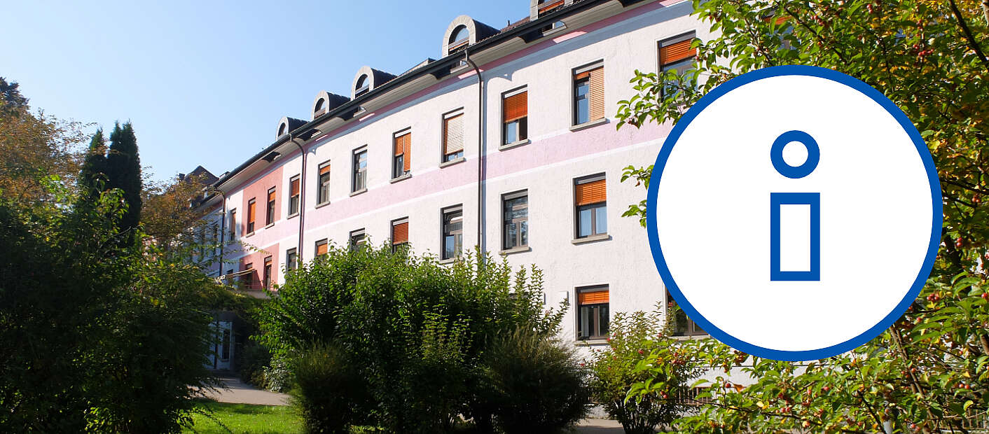 Außenansicht längliche Gebäude mit Park und montiertem Informationsgrafik: ein I in einem Kreis