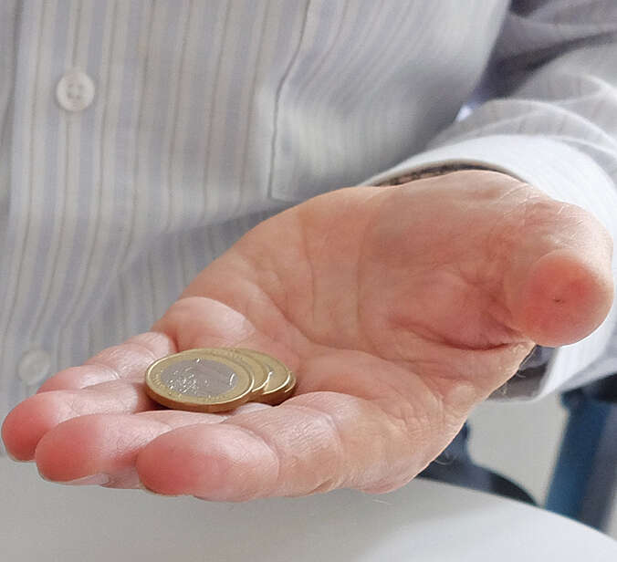 Seniorin hält Geld in der Hand