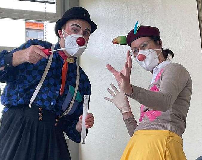 Zwei Clowns mit FFP2-Maske und roter Nase