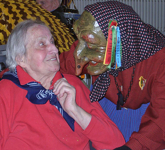 Fasnet im Karl-Olga-Haus Seniorin und Narre