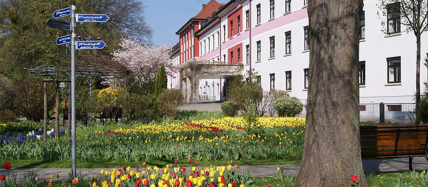 Karl-Olga-Haus und Park von außen